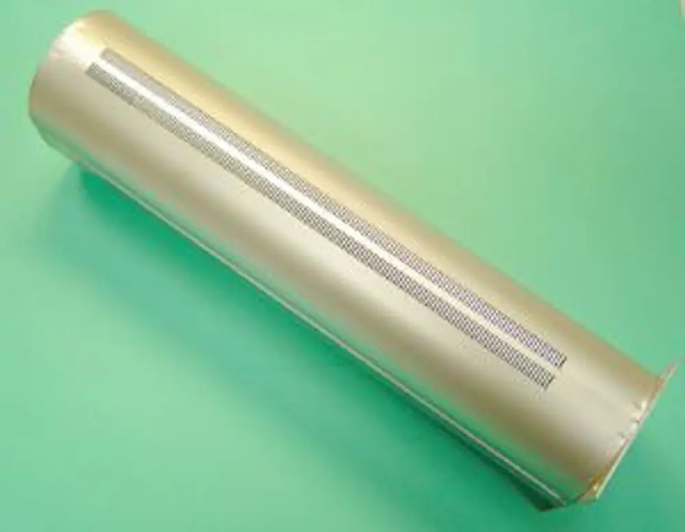 Remeha Brennerlanze, silberner, zylindrischer Körper mit perforierter Seite. Der Hintergrund ist grün und hebt das Produkt hervor.